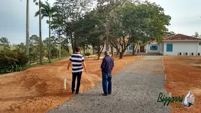 Bizzarri, da Bizzarri Pedras, visitando a obra em sede da Fazenda em Atibaia-SP onde estamos executando as guias de pedra com as muretas de pedra e a execução do paisagismo. Julho de 2016.