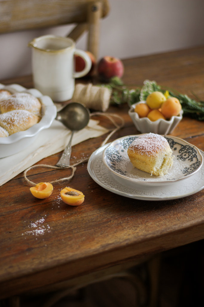 Sahnewölkchen: Ein Rezept für herbstliche Buchteln mit Aprikosen ... Sahnewölkchen: Ein Rezept für herbstliche Buchteln mit Aprikosen ...