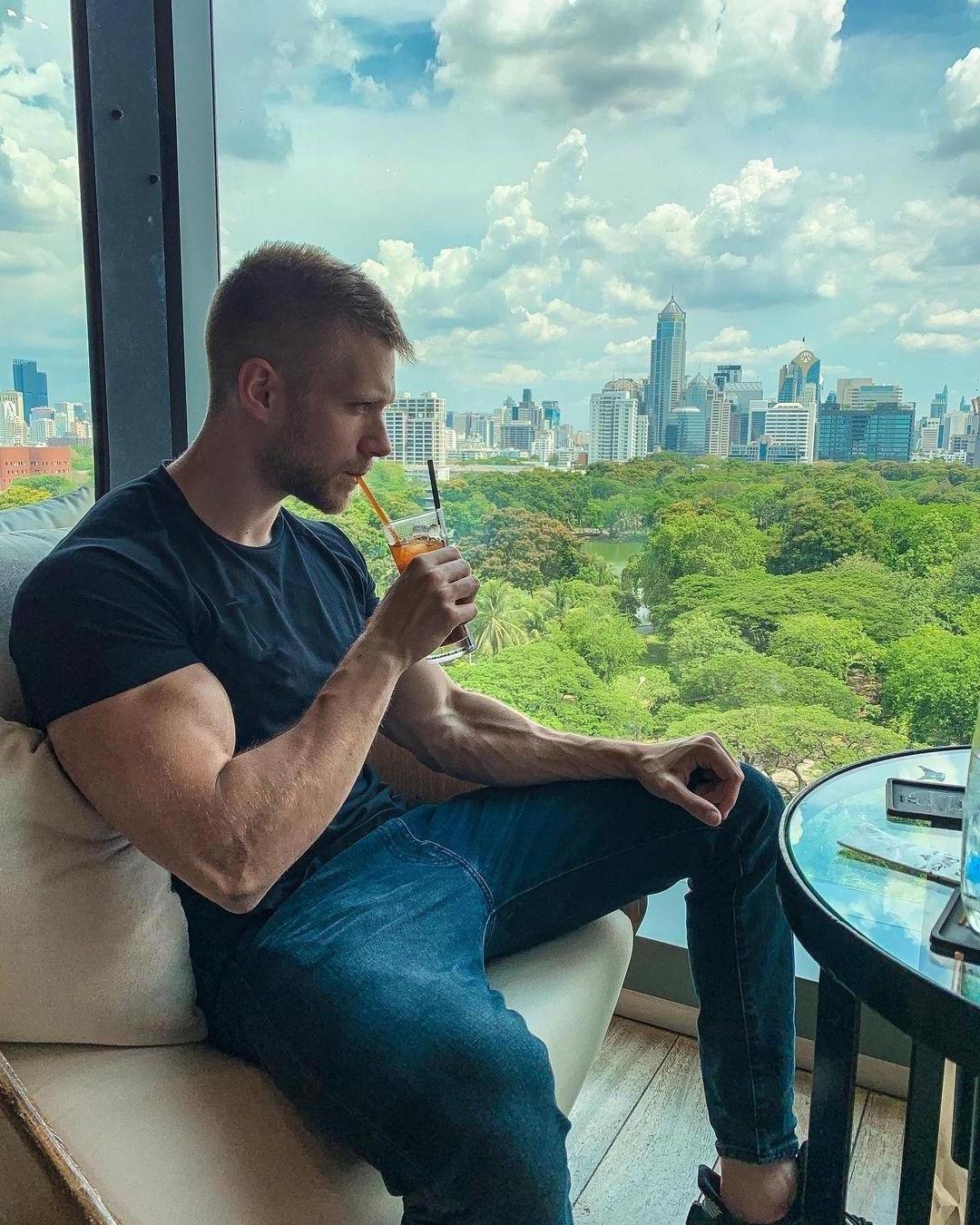 big-biceps-blond-hunk-tomer-yaron-cocktail-drinking