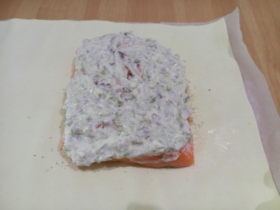 Cubrir-salmon-con-salsa-tartara