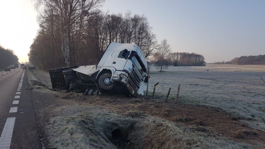 Czołówka busa z cysterną w Cmolasie [ZDJĘCIA]