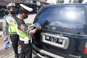Satlantas Polres Bangka  Pasang Stiker di Mobil "Ayo Pake Masker"