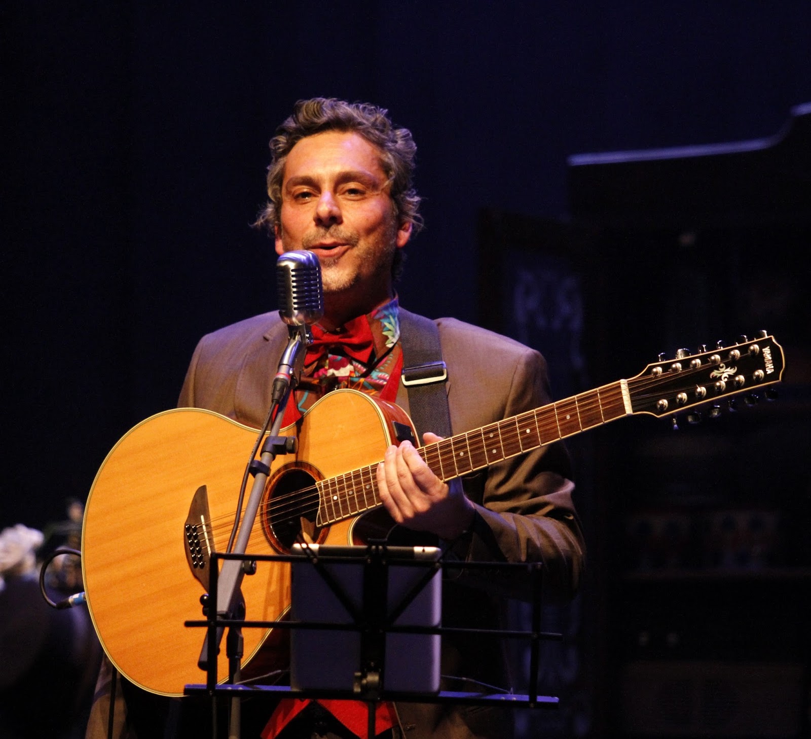 NO PIQUE DA NOTÍCIA Alexandre Nero distribui carisma e fatura com