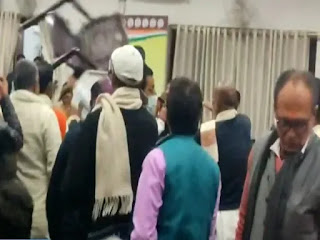 कांग्रेस किसान मोर्चा की बैठक के दौरान हंगामा, भक्त चरण दास के सामने चली कुर्सियां कांग्रेस किसान मोर्चा की बैठक के दौरान हंगामा, भक्त चरण दास के सामने चली कुर्सियां