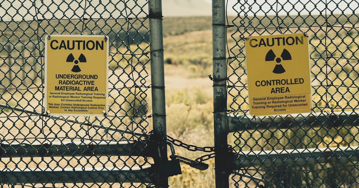 “Be hoist with his own petard” nghĩa là gì?