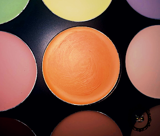 Αγαπημένο πορτοκαλί προϊον μακιγιάζ.Ουράνιο τόξο Favorite orange makeup product