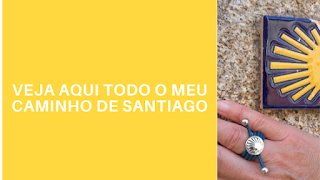 Mão com anel em cima de um azulejo símbolo do Caminho de Santiago