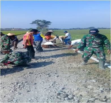 BABINSA DS. BRANGKAL KERJA BHAKTI PENGERASAN JALAN