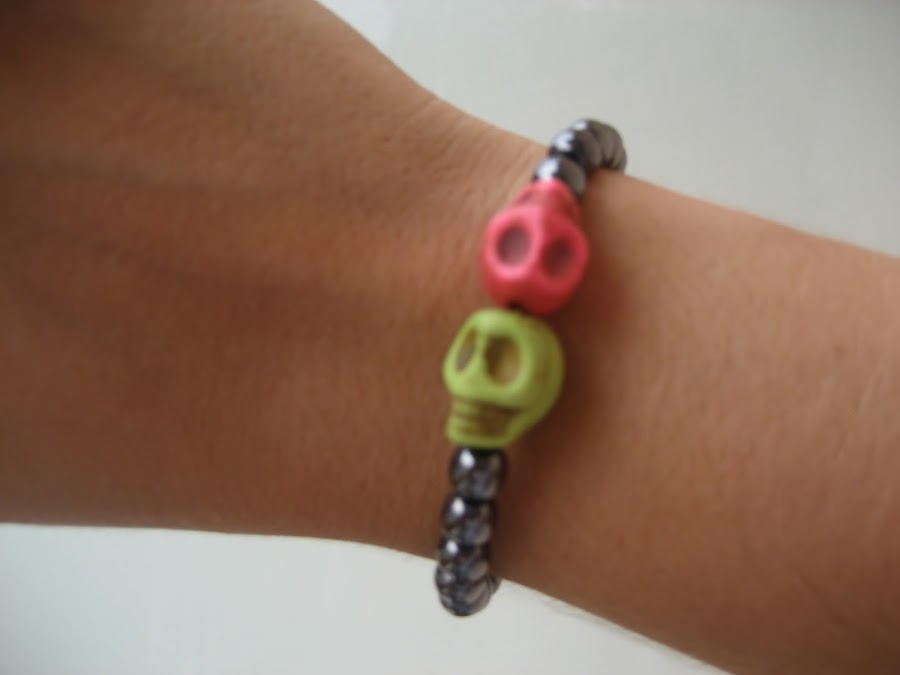 Pulsera de calaveras y perlas. skulls bracelet