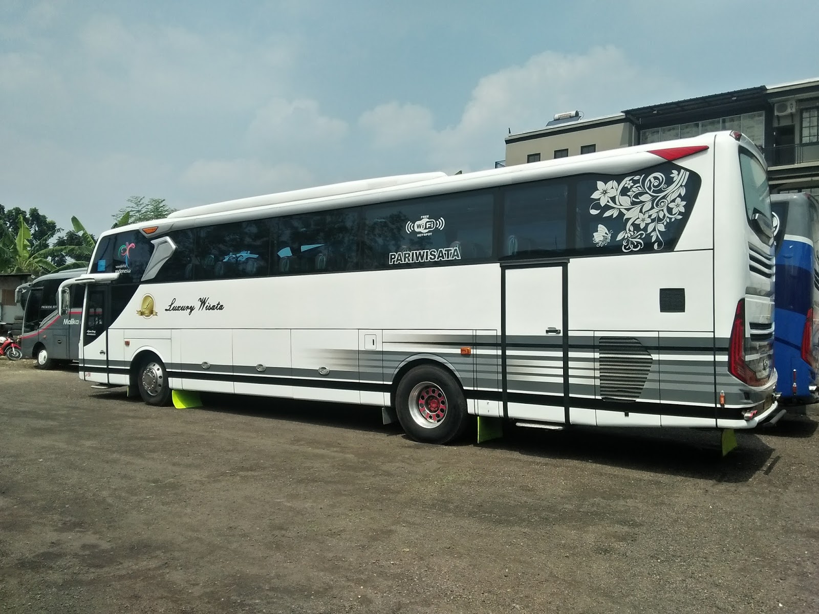 Jelajah Wisata Murah Meriah: Panduan Lengkap Bus Pariwisata di Tangerang