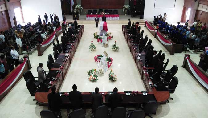 Puttileihalat Tutup Usia, DPRD Maluku Gelar Rapat Paripurna Khusus Ambon, Malukupost.com - Matheis Gaspar Puttileihalat, anggota DPRD Provinsi Maluku masa jabatan 2014-2019 tutup usia, di Rumah Sakit Umum (RSU) Daerah, DR. M. Haulussy, Kuda Mati, Kecamatan Nusaniwe, Kota Ambon pada, Kamis 7 Desember 2017. Sebelum meninggal, alamarhum Puttileihalat sempat dirawat selama beberapa hari di RSUD Haulussy karena sakit. DPRD Maluku menggelar rapat paripurna khusus, Jumat (8/12) yang dipimpin oleh Ketua DPRD Provinsi Maluku, Edwin Adrian Huwae, yang didampingi oleh Wakil Ketua DPRD Maluku, Elviana Pattiasina. Rapat paripurna khusus itu, dihadiri oleh Ketua dan Anggota DPRD Provinsi Maluku, Sekretaris Daerah Provinsi Maluku, para kader DPD Partai Demokrat Provinsi Maluku dan keluarga almarhum.