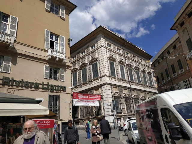La banque Fineco et le début de la rue Garibaldi, sous la bannière rouge