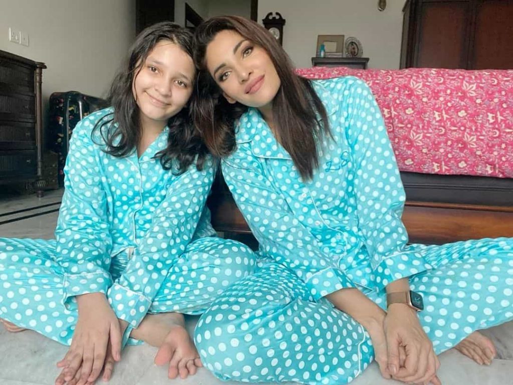 Zhalay Sarhadi Awesome Pictures with Husband and Daughter Zhalay Sarhadi Awesome Pictures with Husband and Daughter