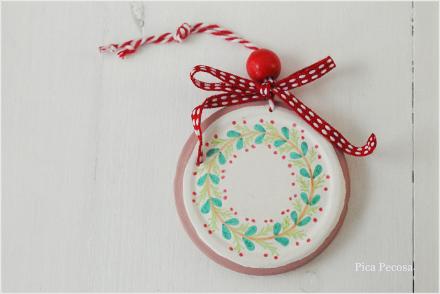 tapas-botes-pintadas-decoracion-navidad-falsas-rodajas-madera-marcador-mesa