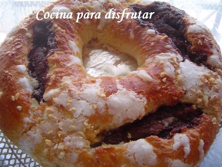 roscón o tortel de Reyes relleno de crema de chocolate y turrón