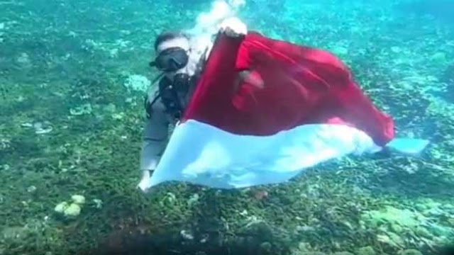 Wakapolda Sumbar kibarkan merah putih di dasar laut