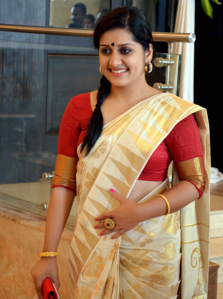 Sarayu Hot Wifely Belly Show In Kerala Saree -8563