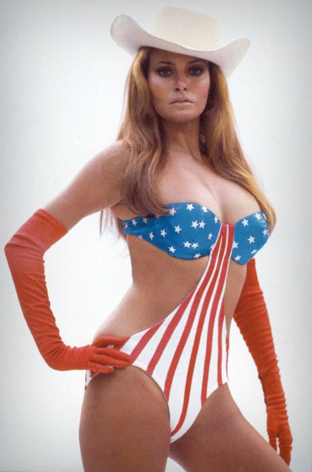 Color photos of young Raquel Welch: The classic beauty of the 1960s.