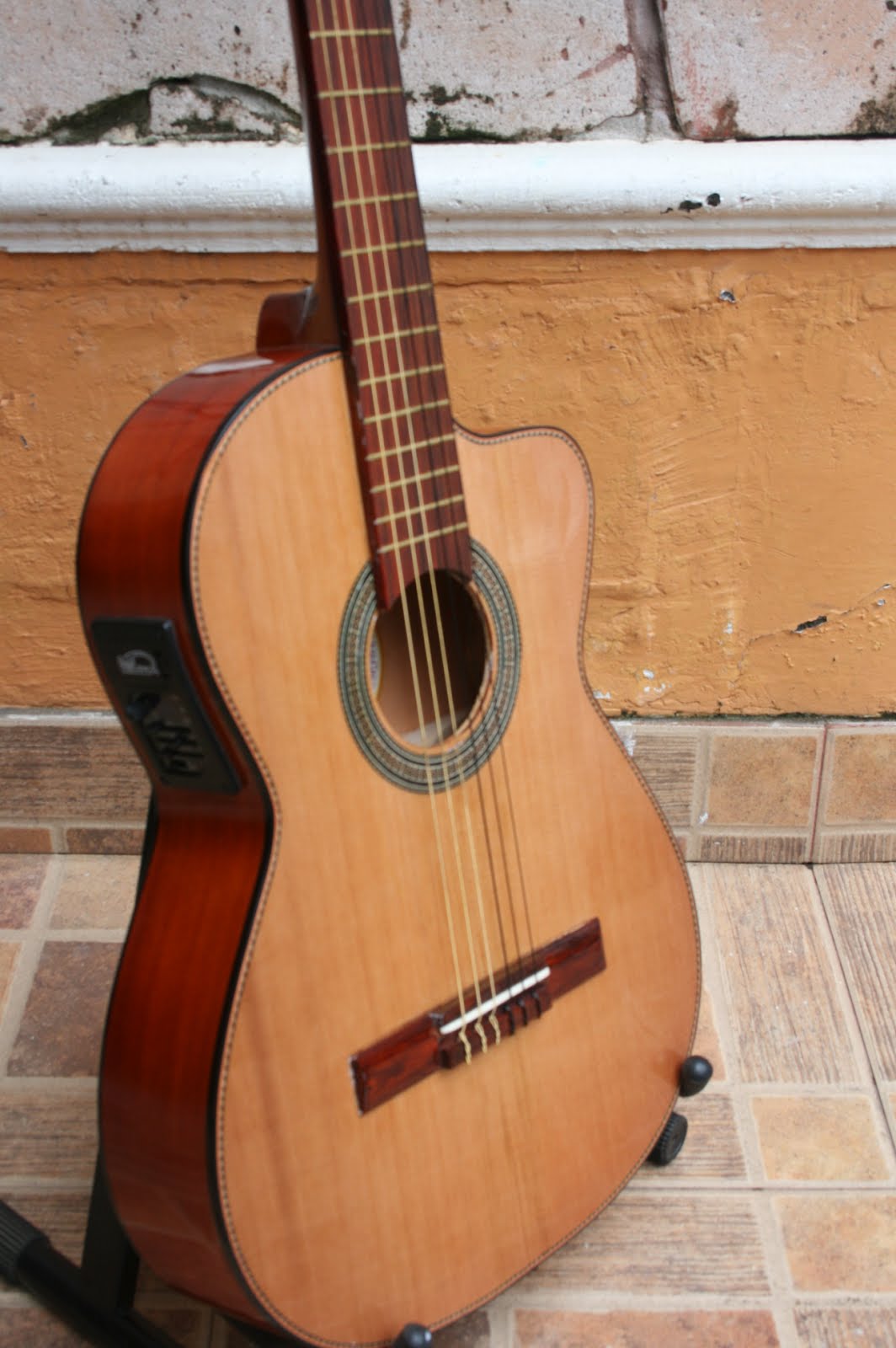 Taller Medina Cardiel: Guitarra de cedro rojo electroacústica pastilla  activa y afinador integrado TMC041