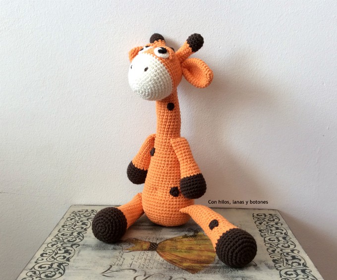 Con hilos, lanas y botones: Greta jirafa amigurumi (patrón Cucapuntoes)