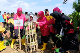 Tak Mau Kalah, Bhayangkari Polda Sulsel Aktif Sukseskan Program Polri Peduli Penghijauan