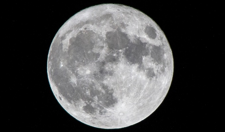 Oggi c'è la super luna di neve.