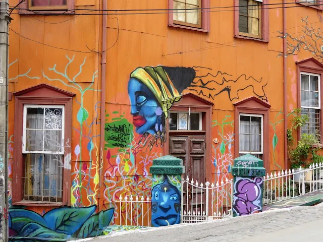 Valparaíso Street Art: Orange building with decorated gate