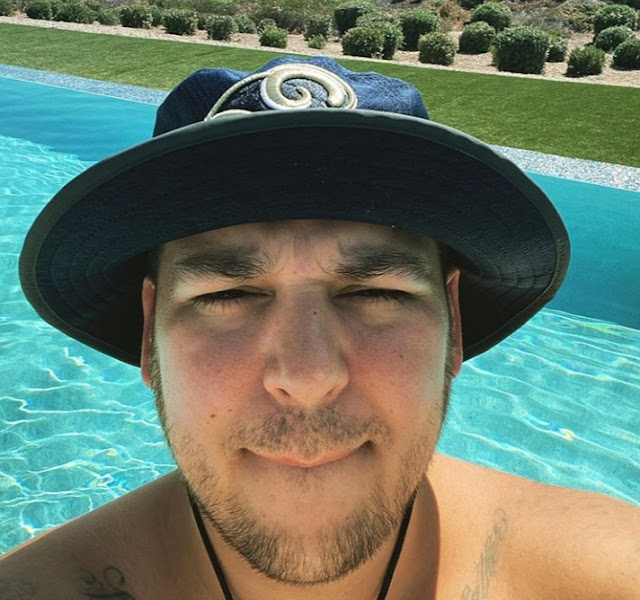 Rob Kardashian Looks Handsome In A New Shirtless Selfie After A Great Weekend By The Pool All