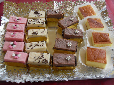 Pastelitos de mouses de chocolates y de fresa.