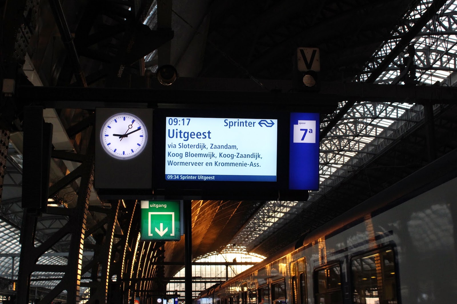 Suasana di Stasiun Amsterdam Centraal, Belanda