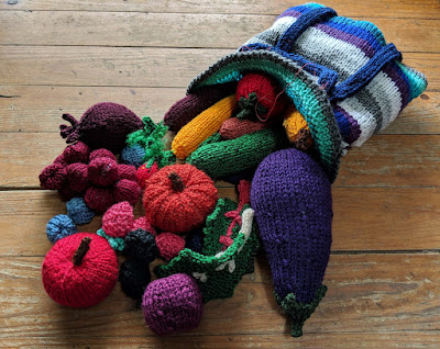 Knitted bag with fruits and vegetables