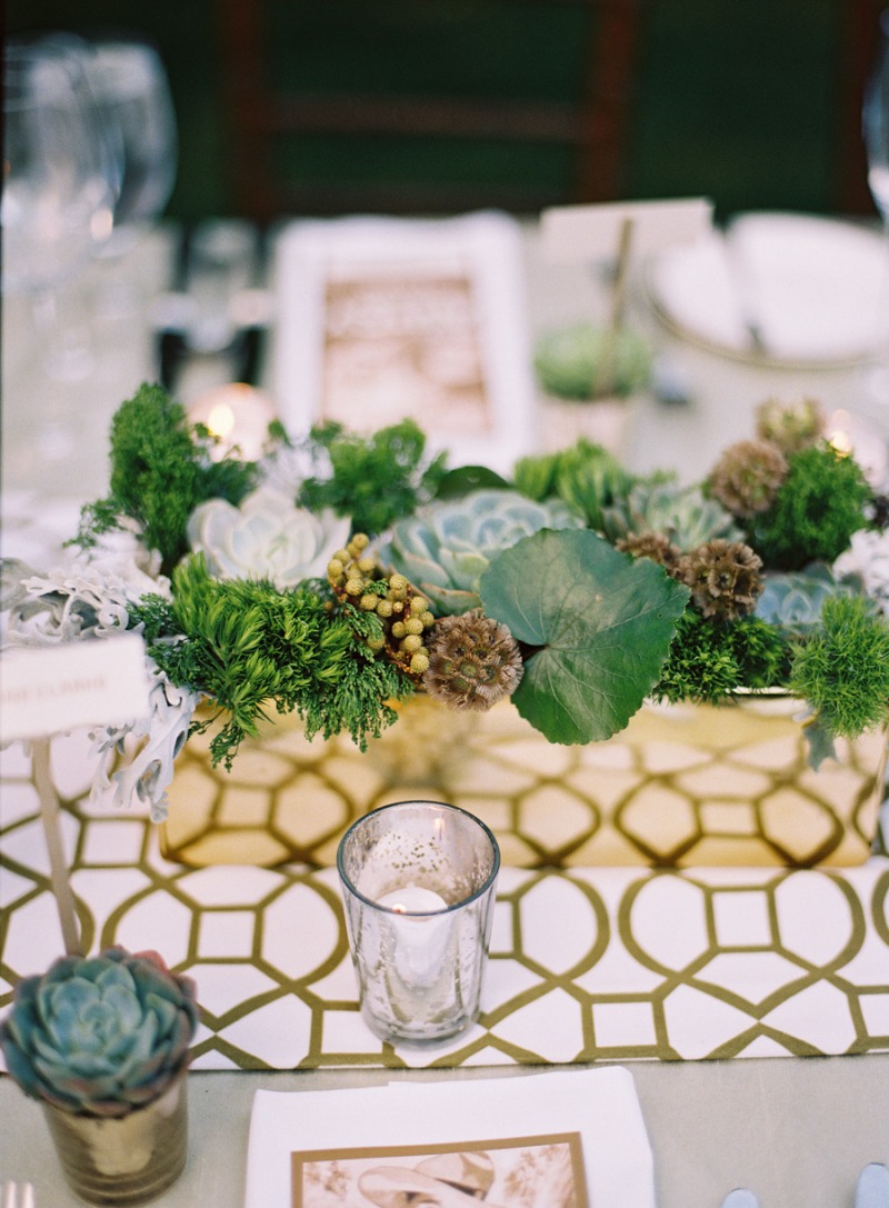 10 Stunning Tablescapes in Green and Gold - via BirdsParty.com