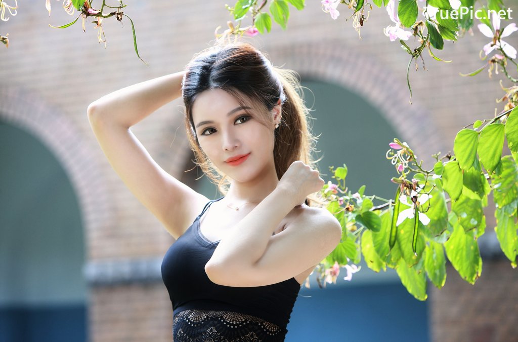 Image-Taiwanese-Model–莊舒潔–Hot-White-Short-Pants-and-Black-Crop-Top-TruePic.net- Picture-61