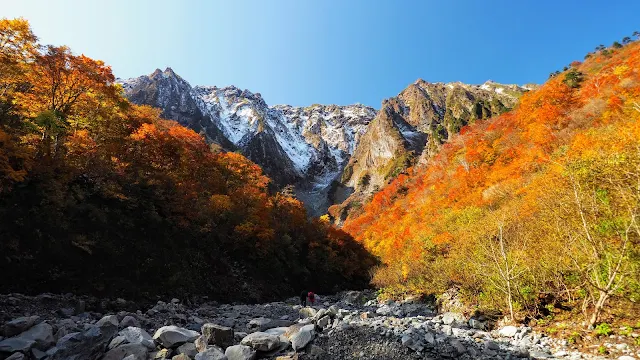 谷川岳の一ノ倉沢までは上毛高原駅から24.3km、水上駅から12.9km。本格的な山岳風景に手軽にアクセスできるサイクリングコースです。