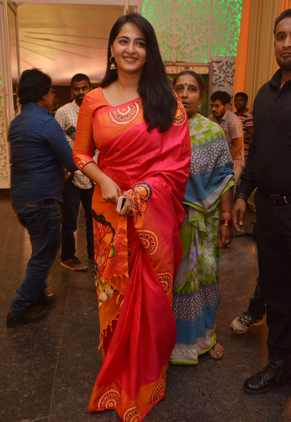 Anushka Shetty Beautiful Saree Stills Latest Indian Hollywood Movies Updates Branding Online And Actress Gallery Buy sarees online for women.choose sarees from a wide range of designer, indian, bridal, bollywood, cotton, silk, chiffon sarees at best price. anushka shetty beautiful saree stills