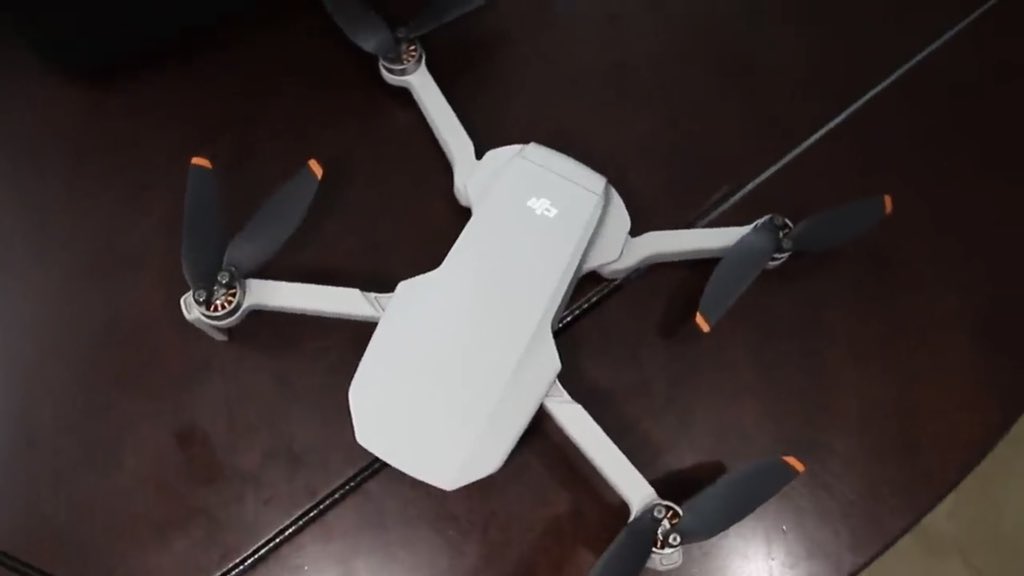 Бпла желтый. Drone phantom. Дрон паляница что это. Квадрокоптер спасатель. Dji mini 4.