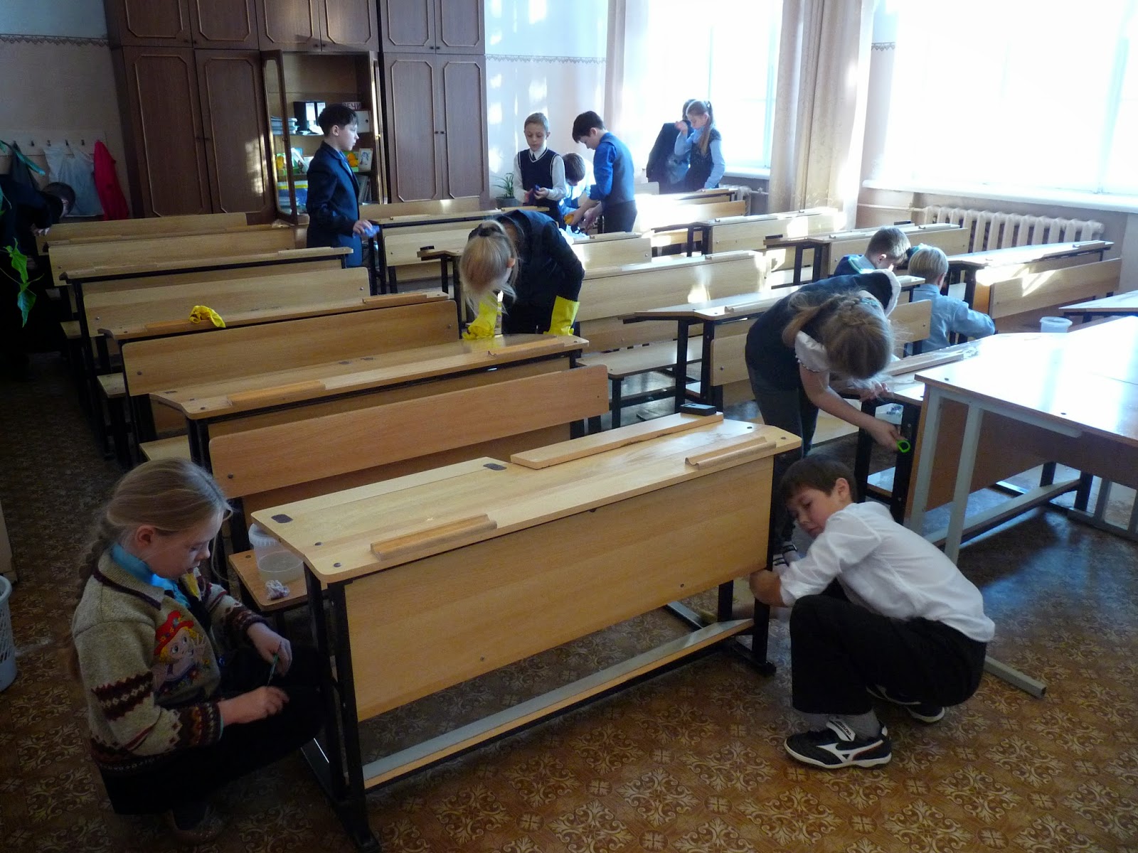в школе заставляют покупать парты
