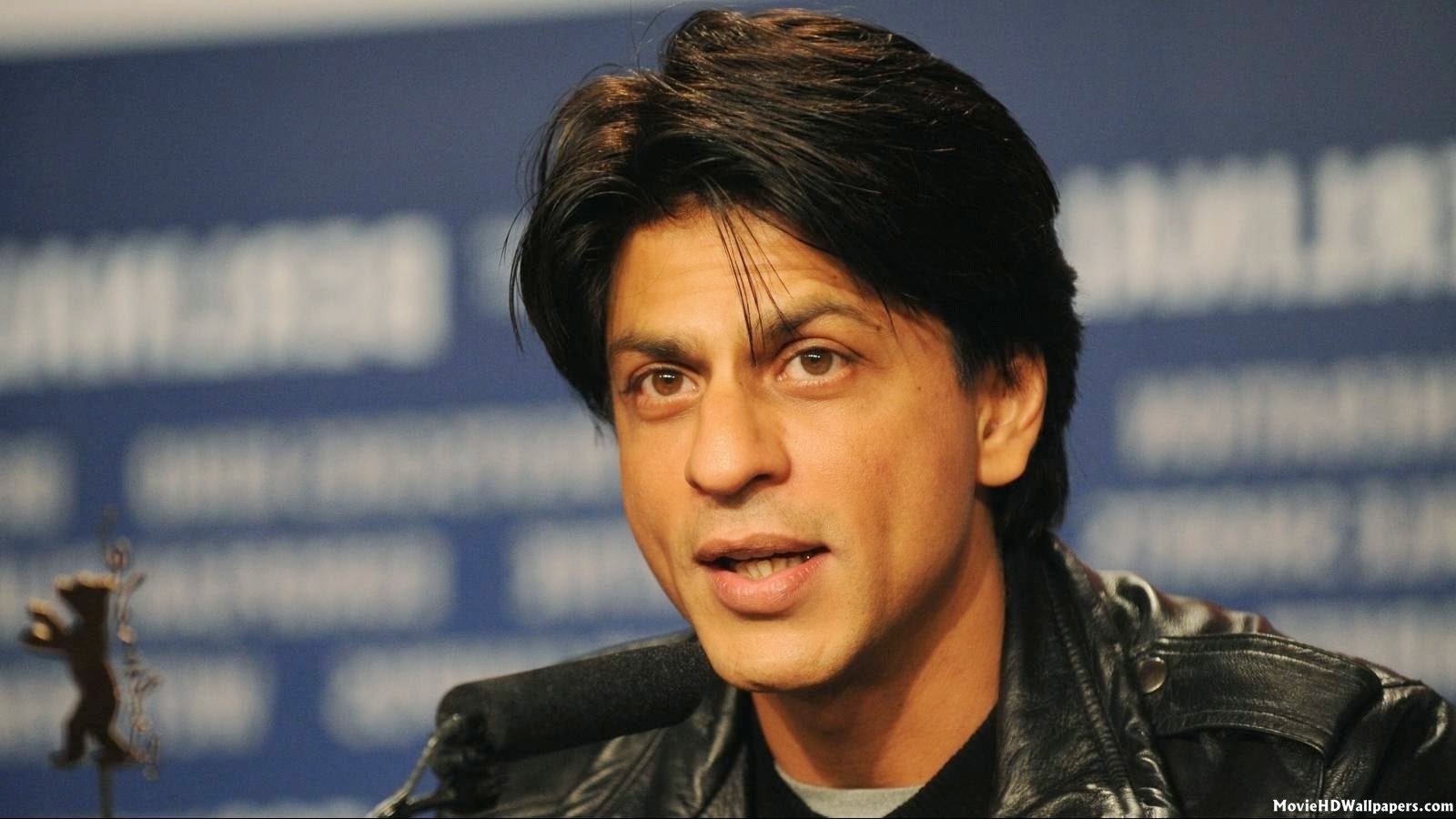 В главной роли шахрукх. Shah Rukh Khan. Шах Рукх Кхан в молодости. Shahrukh Khan мадам Тюссо. Шахрукх Кхан сейчас 2022.