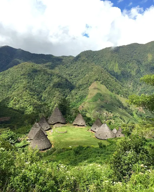 foto pemandangan desa wae rebo dari ketinggian