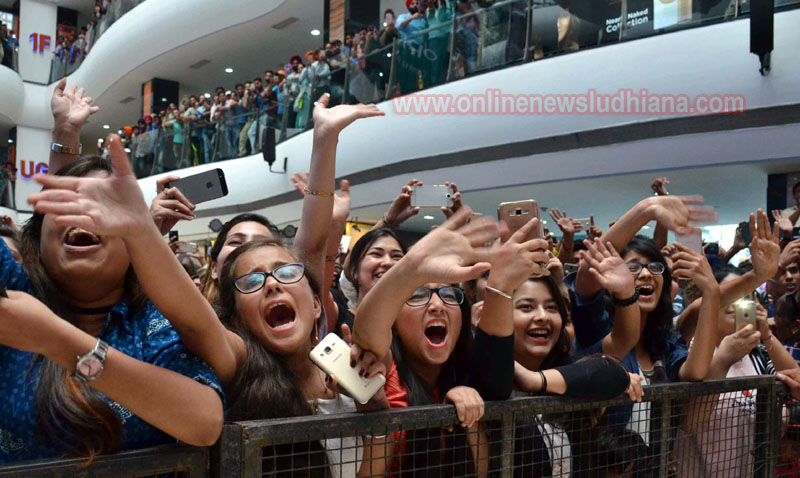 Fans excited to see Shah Rukh khan in a mall in Ludhiana