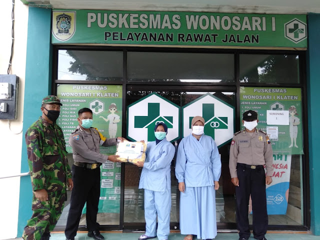 Peduli Pandemi Covid-19 Koramil  Wonosari Bersama Polsek Serahkan Bantuan APD Ke Puskesmas