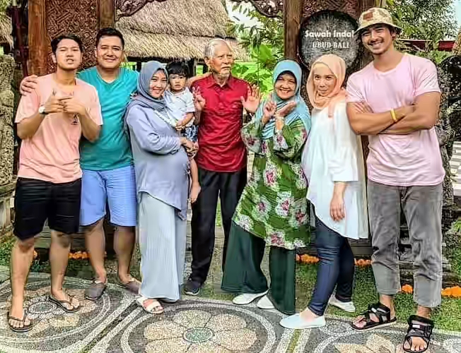 Foto Dan Gambar Masa Kecil, Orang Tua, Dan Saudara Arya