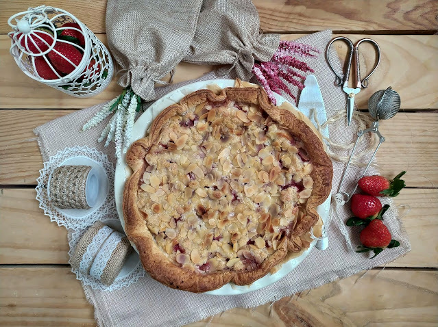 Receta de tarta de queso mascarpone con fresas y crumble de almendras. Tarta sbriciolata. Cheesecake. Postres para el día de la madre. Hojaldre Lidl Horno Cuca
