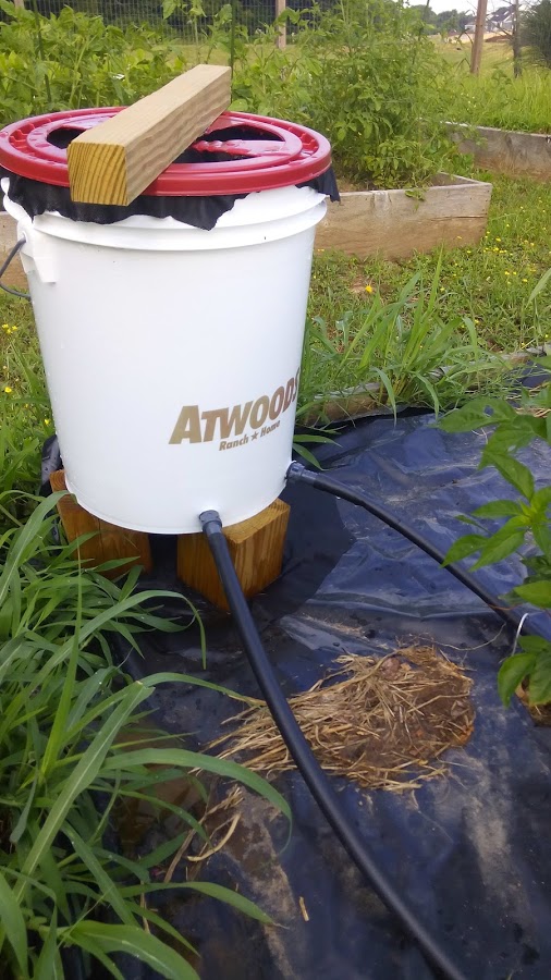 Zero pressure bucket drip irrigation