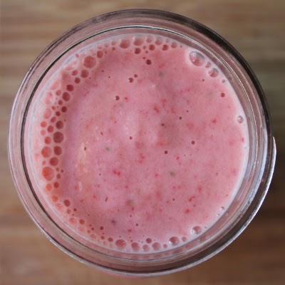 Strawberry ginger yogurt smoothie