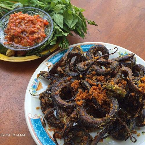 Membuat Masakan Goreng Belut Renyah Yang Sangat Gurih Dan