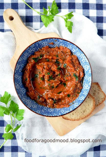 Hola! Znakomita pasta z pieczonego (lub smażonego) bakłażana i papryki jest tradycyjnym hiszpański tapas. Pełna smaku i aromatu świetnie pasuje do grzanek (kto lubi może zapiekać kawałki bułki z pastą i miękkim serem) lub świeżej bagietki.  Jeżeli macie ochotę na śniadanie lub przekąskę w śródziemnomorskim stylu, dobrze trafiliście :) Częstujcie się! :)