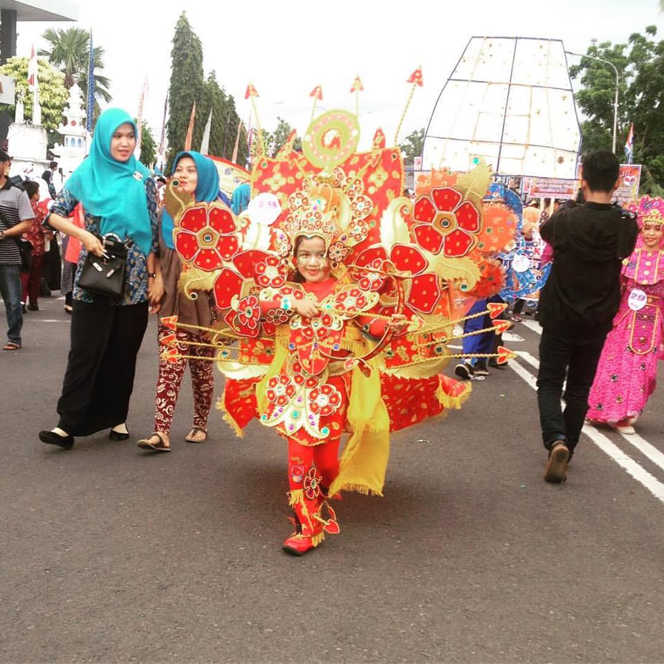 Kumpulan Desain Baju Pada Karnaval Batik Besurek Bengkulu 2016