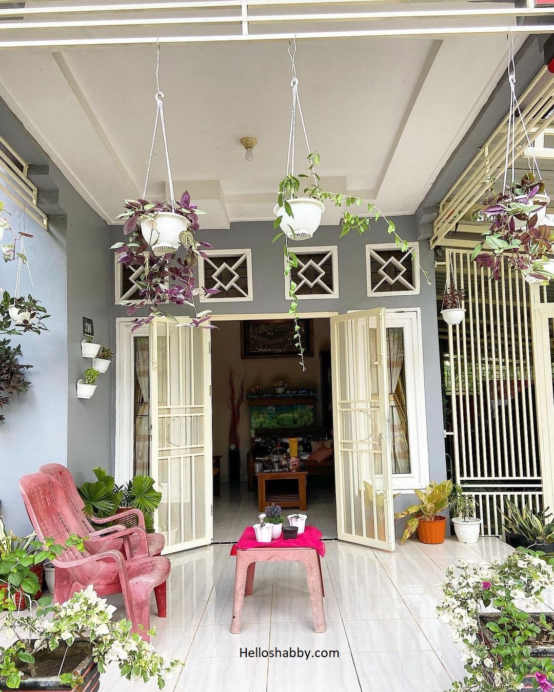 6 Desain Taman Teras dengan Tanaman Gantung | Mudah Dirawat dan