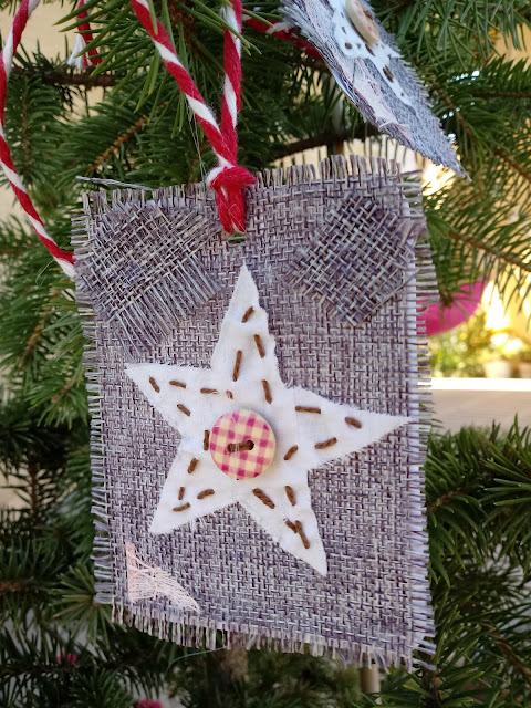 Tarjeta en forma de etiqueta colgante para felicitar la navidad o colgar en el árbol